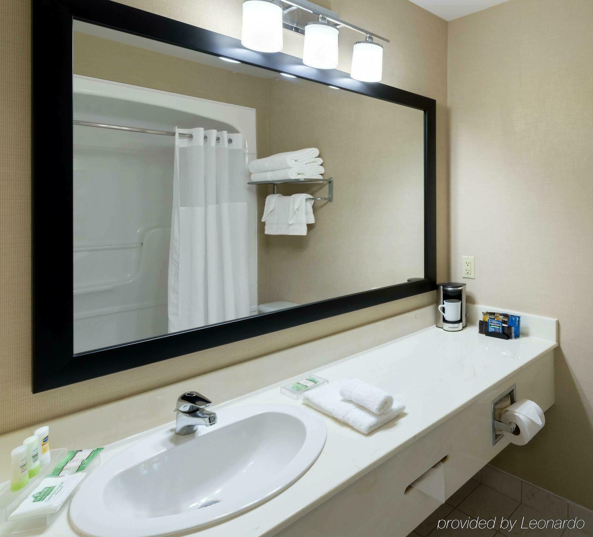 Quality Inn & Suites Oakville Eksteriør bilde